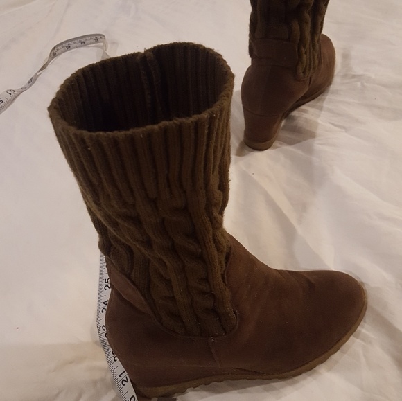 Women's size 7 brown boots. Never worn! - Picture 2 of 4